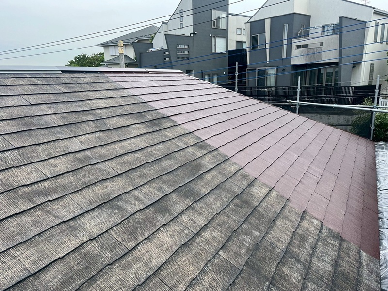 住宅アパートビル塗装工事　屋根中塗り